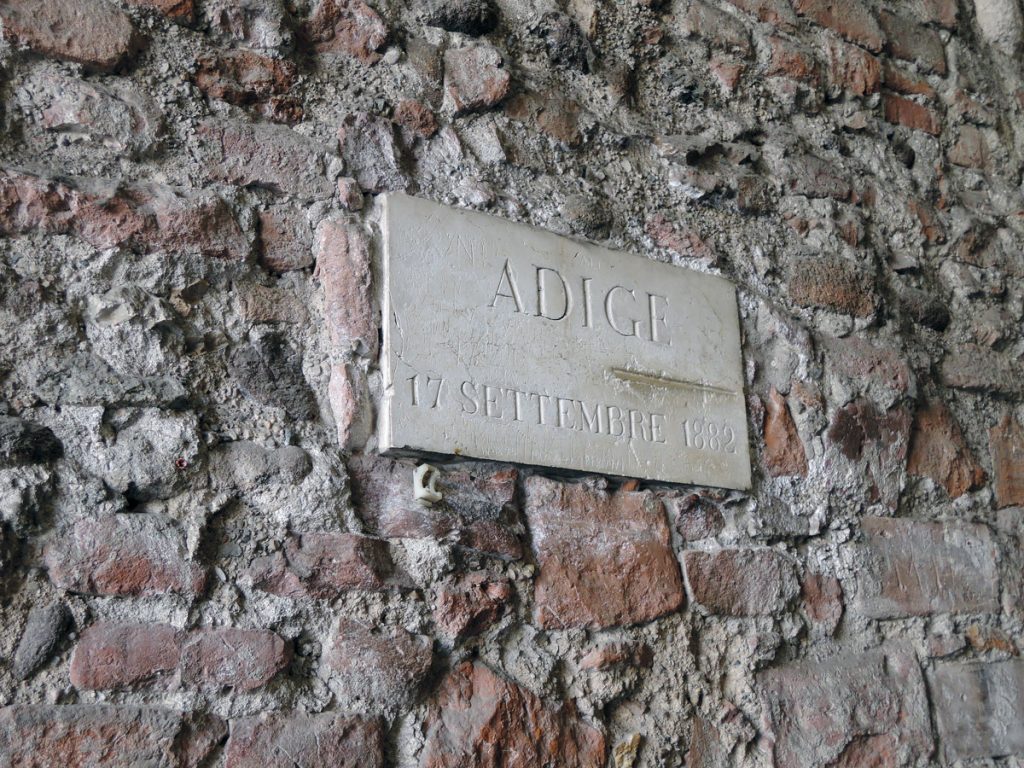 Overflow plaque