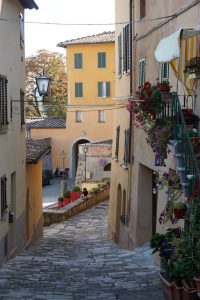 A girl texting, Cetona
