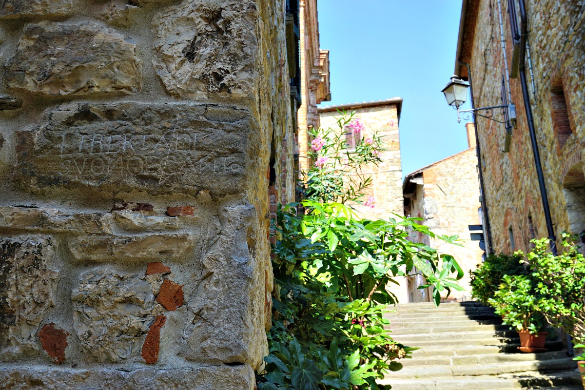 Lucignano: where to vow for eternal love