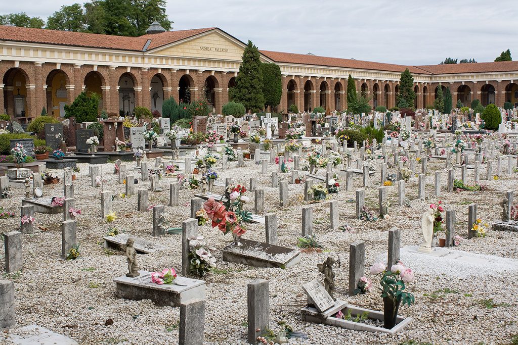 Cinitero https://upload.wikimedia.org/wikipedia/commons/d/dc/Cimitero_Maggiore-8.jpg