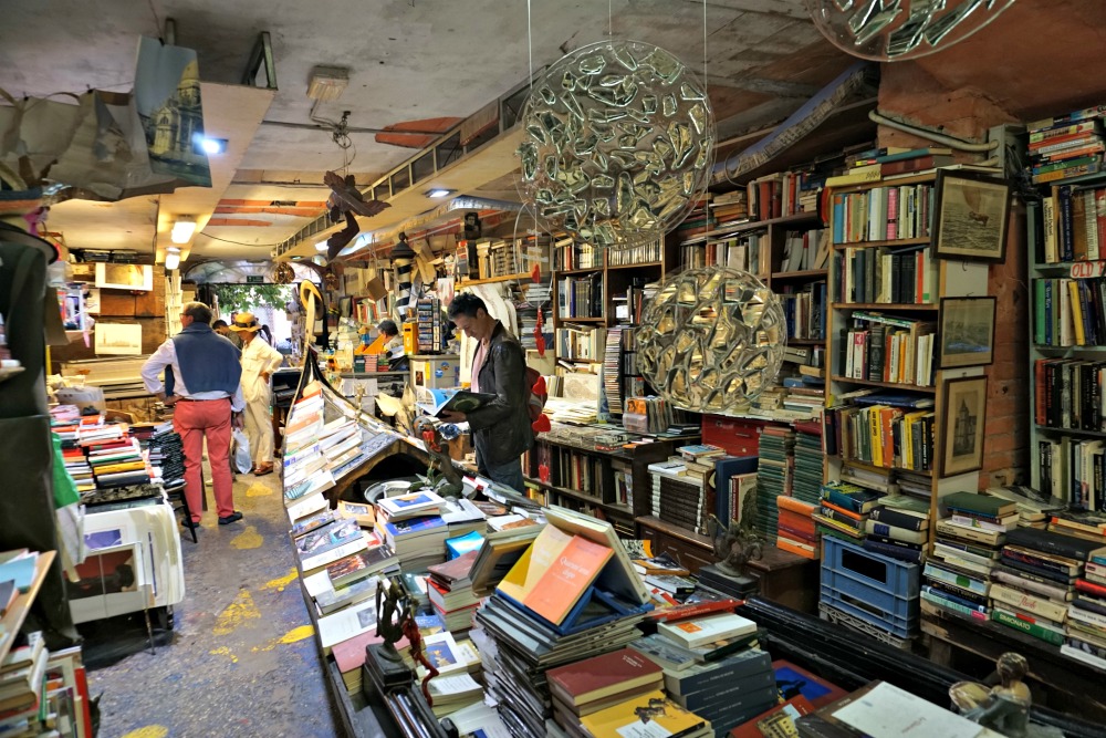 Gondola, Acqua Alta bookshop