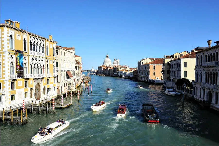 Luggage storage in Venice