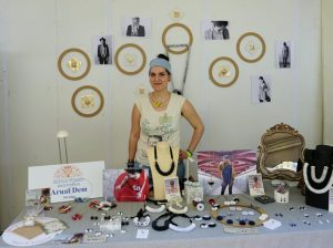 Arual Dem jewels, Artigianato e Palazzo
