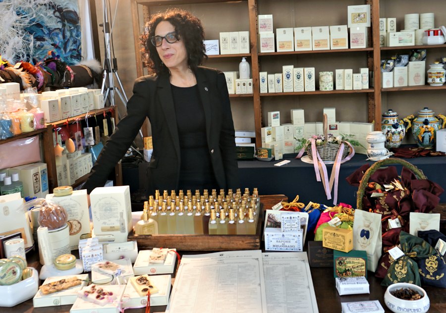 Officina di Santa Maria Novella, Artigianato e Palazzo