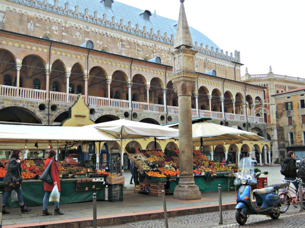 The secrets of Palazzo della Ragione, Piazza della Frutta