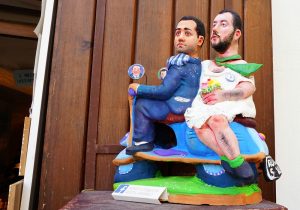Whistle in the shape of Di Maio and Salvini on a Vespa