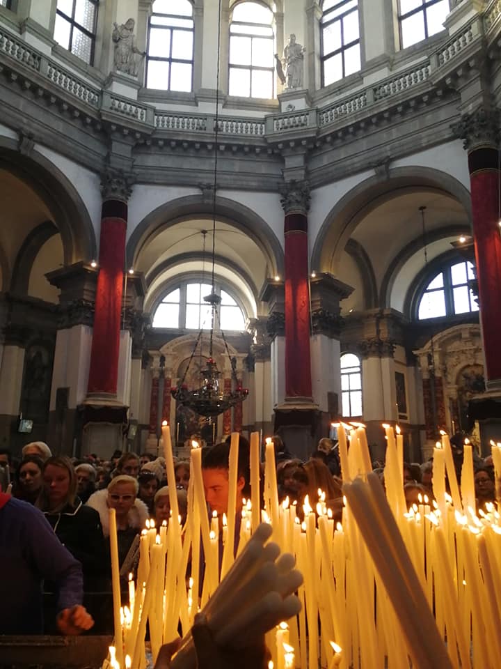 Candles in the Salute Basilica, Photo courtesy @giulio_fecchio