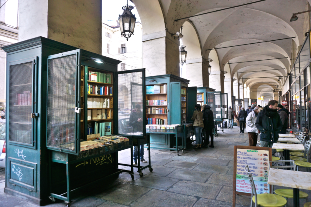 Book kiosks along via Po